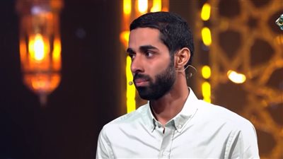 المتسابق وليد صلاح يبكي أثناء حديثه عن والده: 