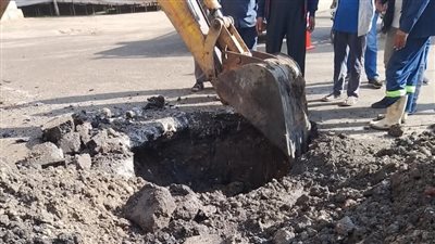 رئيس المدينة اكتشفه بالصدفة، هبوط أرضي مفاجئ أمام مستشفى ميت سلسيل بالدقهلية (صور)