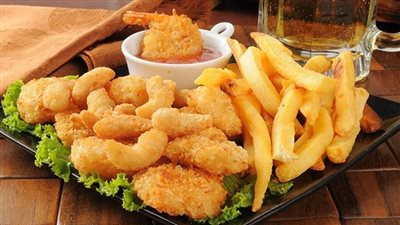  استشاري تغذية يكشف أضرار التخلص من زيت المقليات الزائد على مناديل المطبخ 