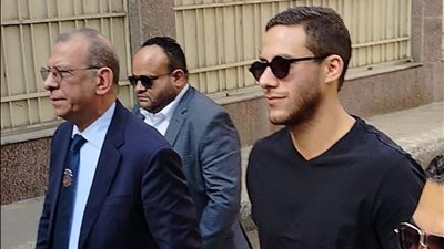 لحظة وصول رمضان صبحي لحضور جلسة محاكمته بتهمة التزوير (صور) 