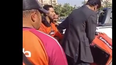 أنت شغال عندي، لحظة الاعتداء على عامل دليفري تثير الغضب (فيديو)