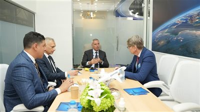 لقاءات مكثفة لرئيس شركة مصر للطيران لبحث خطة تحديث الأسطول