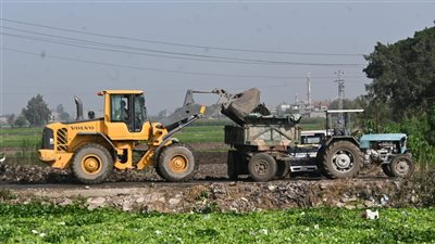 محافظ البحيرة يتابع أعمال رفع نواتج تطهير ترعة الخندق بدمنهور