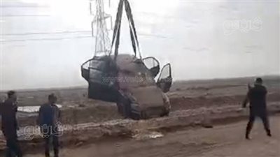 العثور علي جثة متحللة داخل سيارة سقطت في بركة مياه بمطروح