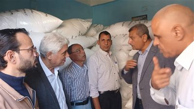 محافظ أسيوط يشدد على وضع لافتات مدون عليها أسعار الأسمدة بجمعيات الإصلاح الزراعي 