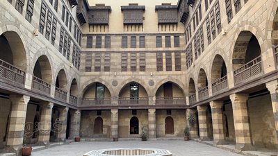 منزل جمال الدين الذهبي… قصر التاجر الذي نافس نفوذ السلاطين.. يحفظ ذاكرة تجارة البن وثراء القرن السابع عشر.. أربعة قرون من التاريخ بين المشربيات والإيوان والصحن المكشوف