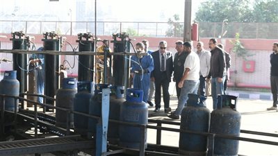 للتأكد من الأوزان، محافظ الدقهلية يُفاجئ مصنع تعبئة أسطوانات الغاز بطلخا