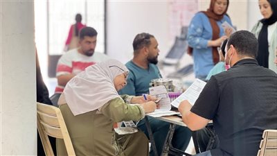 الاتحاد المصري لطلاب الصيدلة ينظمون حملة للتبرع بالدم بجامعة القناة (صور)