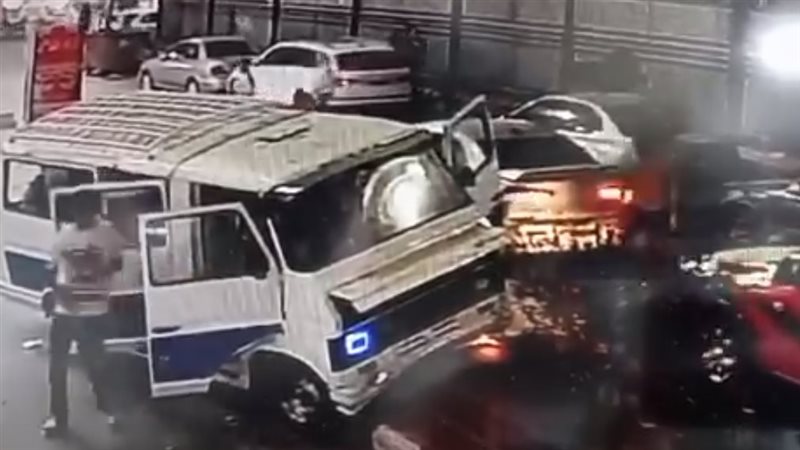 طفل يقود سيارة ميكروباص