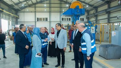 وزير الإنتاج الحربي يتفقد سير العملية الإنتاجية بشركة حلوان لمحركات الديزل 