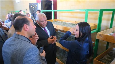 وزيرة التضامن الاجتماعي تتفقد مشروع مزرعة الوقف الخيري بقرية المنيرة بالوادي الجديد