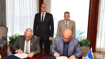 قناة السويس توقع مذكرة تفاهم مع البترول والثروة المعدنية لإنشاء محطة إسالة 