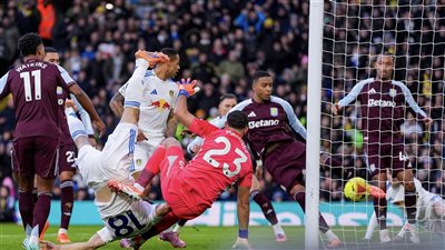 ليدز يسقط على ملعبه أمام أستون فيلا بنتيجة 2-1 في الدوري الإنجليزي