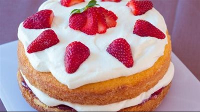 طريقة عمل كيكة الفراولة لذيذة وتسعد صغارك 