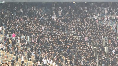 جماهير الزمالك ترتدي تيشرت أسود موحدا حدادا على روح محمد صبري (صور)