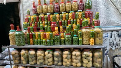  بالمانجو والخوخ والجوافة، محمد زكي يغير مفهوم المخلل من أزقة الدرب الأحمر (فيديو وصور)