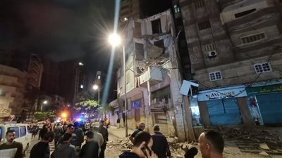 تحطم سيارتين بسبب انهيار جزئي بعقار قديم في الإسكندرية (صور)