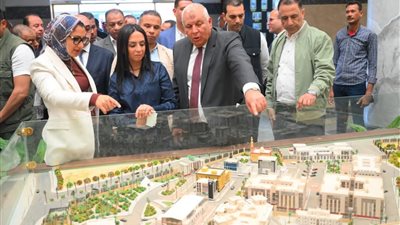 وزيرة التضامن ومحافظ الوادي الجديد يتفقدان مجمع المصالح الحكومية