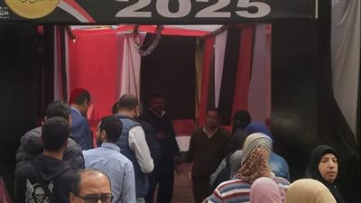 اصطفاف المواطنين أمام لجنة 