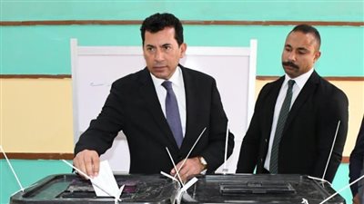 وزير الشباب والرياضة يدلي بصوته في انتخابات مجلس النواب (صور)