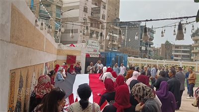 بأعلام مصر والأغاني الوطنية، احتفالات أمام لجنة الشهيد أحمد وحيد في الشرقية (فيديو وصور)