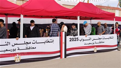  توافد الشباب على لجنة مدرسة السادات ببورسعيد للمشاركة في انتخابات النواب (فيديو وصور)