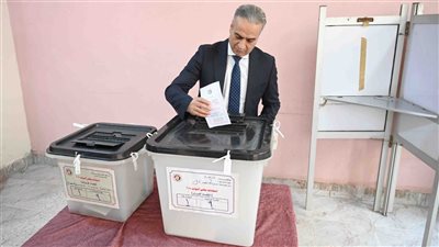 رئيس جهاز حماية المستهلك يدلي بصوته في انتخابات النواب بمدينة نصر