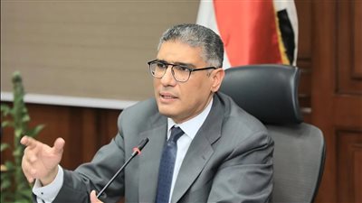 محافظ الجيزة: 64 طلبا لاستبدال المركبات الجديدة بالتوك توك وترخيص أول 9 مركبات بالهرم