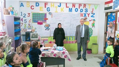 وكيل وزارة التعليم بأسيوط يتابع الانضباط في 3 مدارس ويكرم معلمة رياض أطفال لتميزها