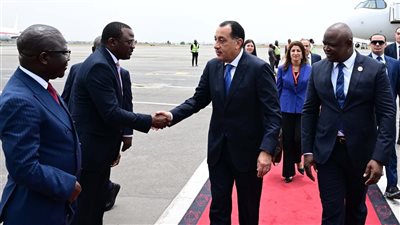 رئيس الوزراء يصل إلى أنجولا للمشاركة في القمة السابعة بين الاتحاد الإفريقي والاتحاد الأوروبي