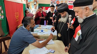 مطران بورسعيد يدلي بصوته في لجنة أم المؤمنين (صور)