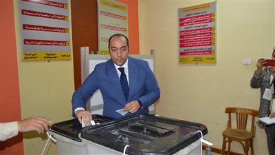 نائب محافظ المنوفية يدلي بصوته بلجنة منوف التجارية بنات (صور)