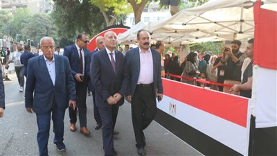 محافظ القاهرة يتفقد عددا من اللجان الانتخابية (صور)
