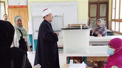 وزير الأوقاف السابق يدلي بصوته في انتخابات مجلس النواب ويؤكد: واجب وطني وأمانة (صور)