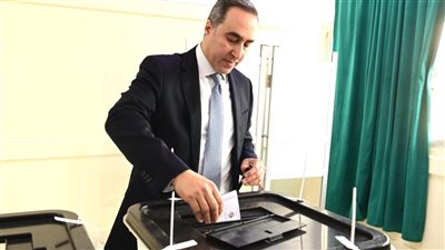 أمين عام البرلمان يدلي بصوته في انتخابات مجلس النواب