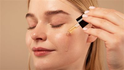 الريتينول وحمض الهيالورونيك مكونات تعيد للبشرة توازنها