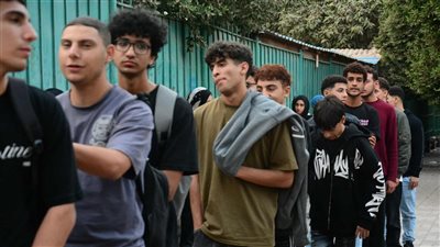 طوابير من الشباب أمام لجنة مدرسة قومية الأهرام في آخر ساعات اليوم الأول للانتخابات (فيديو)