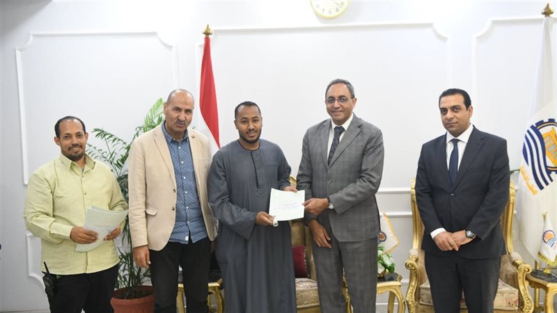 محافظ قنا يسلم 5