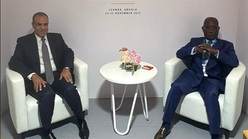 وزير الخارجية مع