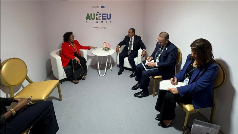 وزير الخارجية مع