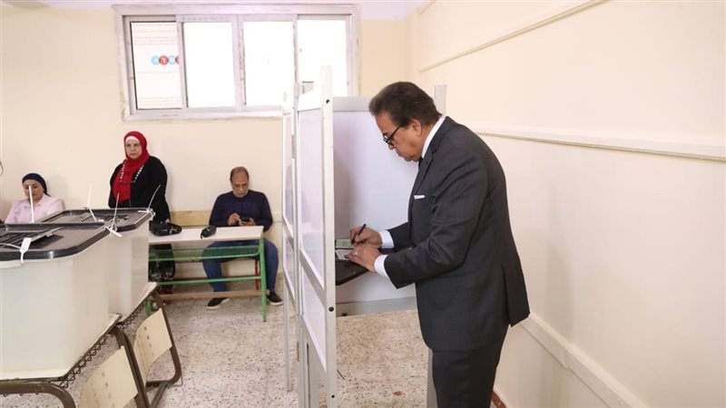 وزير الصحة يدلي بصوته