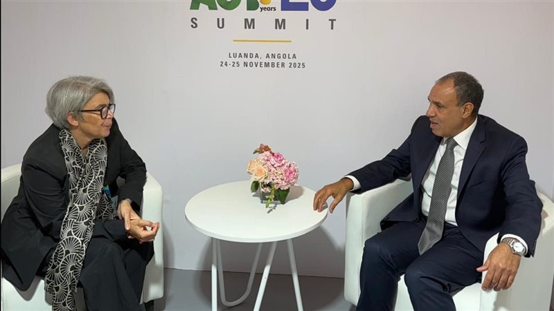 وزير الخارجية مع