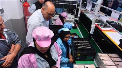 مخالفات بالجملة، وزير العمل يقود جولة تفتيشية على مناطق صناعية بالسويس