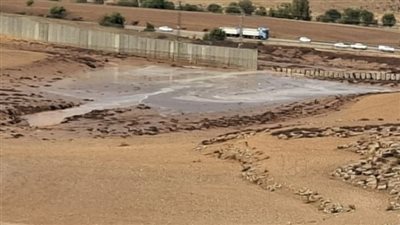 الأمطار تسقط جزءا من جدار الفصل العنصري في غزة