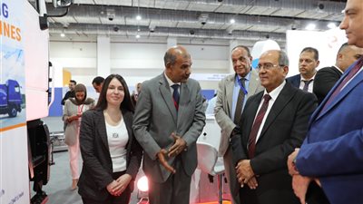 رئيس القابضة لمياه الشرب يتفقد جناح “ماز إيجيبت” ويشيد بتقنيات إعادة تدوير الصرف