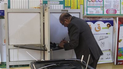 ثاني أيام انتخابات النواب، رئيس جامعة المنصورة يدلي بصوته في لجنة خالد الطوخي 