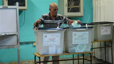 اقبال كثيف في الساعات الأخيرة للاقتراع بلجان مدرسة قصر الدوبارة بالقاهرة (فيديو)
