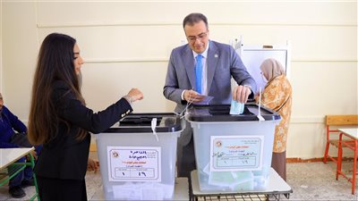 رئيس الجهاز المركزي للتنظيم والإدارة يدلي بصوته في انتخابات النواب بالتجمع الأول