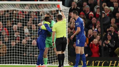 في حادثة نادرة بالدوري الإنجليزي، طرد لاعب إيفرتون لاشتباكه مع زميله (فيديو)