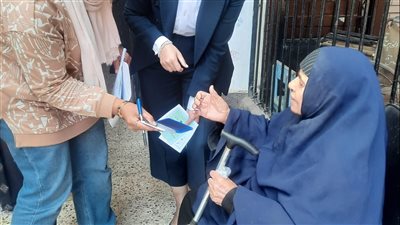 مستشارة تساعد سيدة مسنة للإدلاء بصوتها في القليوبية 
